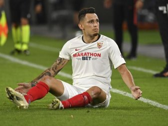 Sevillas Lucas Ocampos sitzt auf dem Rasen. Foto: Ina Fassbender/Pool AFP via AP/dpa Sevillas Lucas Ocampos sitzt auf dem Rasen. Foto: Ina Fassbender/Pool AFP via AP/dpa