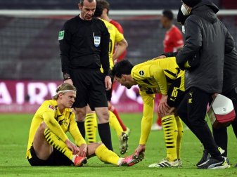 BVB-Stürmer Erling Haaland sitzt verletzt auf dem Platz. Foto: Sven Hoppe/dpa-POOL/dpa BVB-Stürmer Erling Haaland sitzt verletzt auf dem Platz. Foto: Sven Hoppe/dpa-POOL/dpa