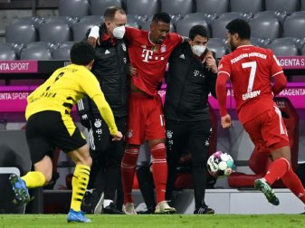 Münchens Abwehrspieler Jerome Boateng (M) wird verletzt vom Platz geführt. Foto: Sven Hoppe/dpa-POOL/dpa