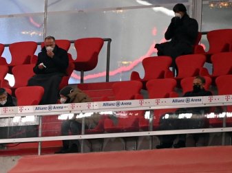 Bundestrainer Joachim Löw (r. oben) beobachtet das Bundesliga-Spitzenspiel zwischen dem FC Bayern München und Borussia Dortmund von der Tribüne aus. Foto: Sven Hoppe/dpa-POOL/dpa