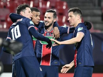 Pablo Sarabia (2.v.r.) feiert mit den Mannschaftskameraden (v.l.) Julian Draxler, Kylian Mbappe und Ander Herrera nach dem zweiten Tor. Foto: Fred Tanneau/AFP/dpa Pablo Sarabia (2.v.r.) feiert mit den Mannschaftskameraden (v.l.) Julian Draxler, Kylian Mbappe und Ander Herrera nach dem zweiten Tor. Foto: Fred Tanneau/AFP/dpa