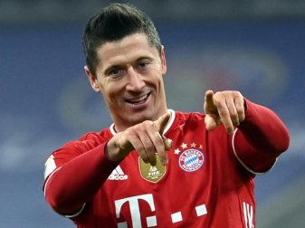 Knipste im Topspiel gegen den BVB dreifach: Münchens Stürmer Robert Lewandowski jubelt über seinen Treffer zum 4:2. Foto: Sven Hoppe/dpa-POOL/dpa