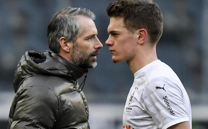 Mönchengladbachs Trainer Marco Rose (l) und Matthias Ginter sind nach der Niederlage bedient. Foto: Martin Meissner/Pool AP/dpa