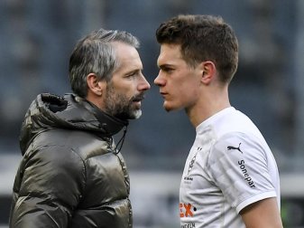 Mönchengladbachs Trainer Marco Rose (l) und Matthias Ginter sind nach der Niederlage bedient. Foto: Martin Meissner/Pool AP/dpa Mönchengladbachs Trainer Marco Rose (l) und Matthias Ginter sind nach der Niederlage bedient. Foto: Martin Meissner/Pool AP/dpa
