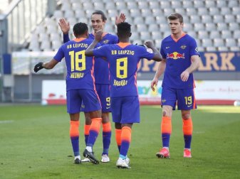 Die Leipziger Spieler feiern den Sieg gegen den SC Freiburg. Foto: Tom Weller/dpa Die Leipziger Spieler feiern den Sieg gegen den SC Freiburg. Foto: Tom Weller/dpa