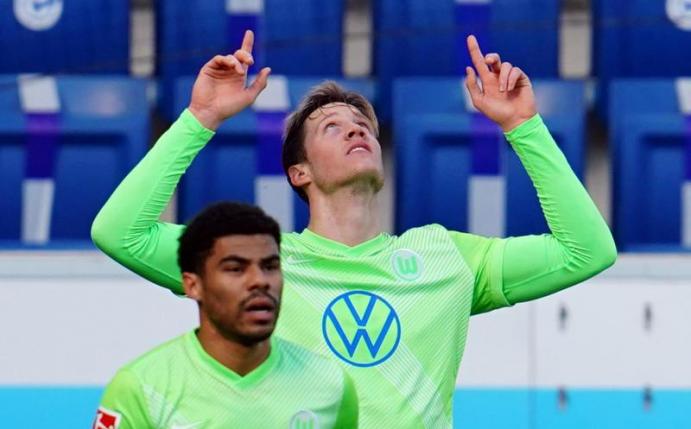 Die TSG 1899 Hoffenheim gehört zu den Lieblingsgegnern von Wolfsburgs Stürmer Wout Weghorst (l). Foto: Uwe Anspach/dpa