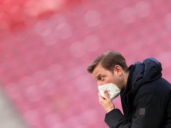 Bremens Florian Kohfeldt gibt vor dem Spiel ein Interview. Foto: Rolf Vennenbernd/dpa Bremens Florian Kohfeldt gibt vor dem Spiel ein Interview. Foto: Rolf Vennenbernd/dpa