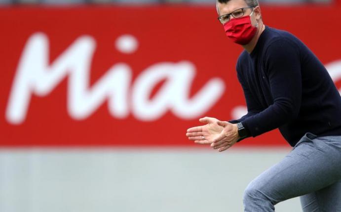Jens Scheuer, Trainer vom FC Bayern München, beobachtet seine Spielerinnen von der Seitenauslinie. Foto: Adam Pretty/Getty Images Europe/Pool/dpa