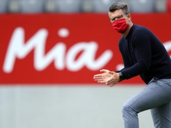 Jens Scheuer, Trainer vom FC Bayern München, beobachtet seine Spielerinnen von der Seitenauslinie. Foto: Adam Pretty/Getty Images Europe/Pool/dpa Jens Scheuer, Trainer vom FC Bayern München, beobachtet seine Spielerinnen von der Seitenauslinie. Foto: Adam Pretty/Getty Images Europe/Pool/dpa