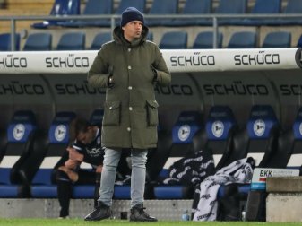 Bielefelds Geschäftsführer Sport Samir Arabi steht bei Spielende an der Seitenauslinie. Foto: Friso Gentsch/dpa Bielefelds Geschäftsführer Sport Samir Arabi steht bei Spielende an der Seitenauslinie. Foto: Friso Gentsch/dpa