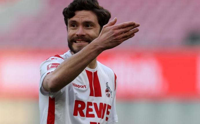 Kölns Mittelfeldspieler Jonas Hector gibt die Richtung vor. Foto: Rolf Vennenbernd/dpa