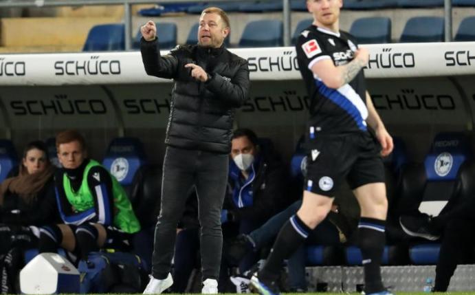 Bielefelds neuer Coach Frank Kramer (l steht vor der Aufgabe, mit seinen Profis mehr Durchschlagskraft beim Angreifen einzuüben. Foto: Friso Gentsch/dpa