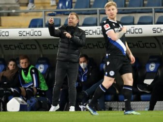Bielefelds neuer Coach Frank Kramer (l steht vor der Aufgabe, mit seinen Profis mehr Durchschlagskraft beim Angreifen einzuüben. Foto: Friso Gentsch/dpa Bielefelds neuer Coach Frank Kramer (l steht vor der Aufgabe, mit seinen Profis mehr Durchschlagskraft beim Angreifen einzuüben. Foto: Friso Gentsch/dpa