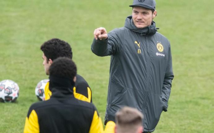 BVB-Trainer Edin Terzic bereitet sein Team auf das Rückspiel gegen den FC Sevilla vor. Foto: Bernd Thissen/dpa