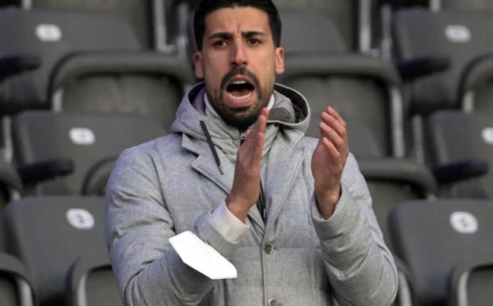 Ohne Maske: Sami Khedira beim Hertha-Sieg gegen Augsburg. Foto: Soeren Stache/dpa-Zentralbild POOL/dpa