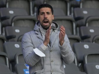 Sami Khedira trug längere Zeit keinen Mund-Nase-Schutz Sami Khedira trug längere Zeit keinen Mund-Nase-Schutz