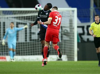 Bielefelds Sergio Cordova (l) im Kopfballduell mit Unions Robin Knoche. Foto: Friso Gentsch/dpa Bielefelds Sergio Cordova (l) im Kopfballduell mit Unions Robin Knoche. Foto: Friso Gentsch/dpa