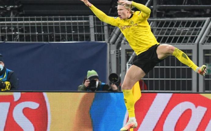 BVB-Stürmer Erling Haaland feiert das Tor zum 2:0. Foto: Bernd Thissen/dpa-Pool/dpa