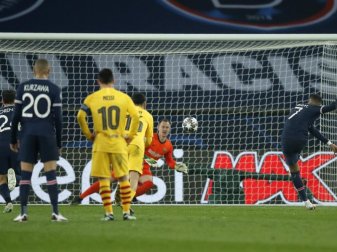 Weltmeister Kylian Mbappé (r) beseitigte mit seinem Tor vom Punkt letzte Zweifel am Weiterkommen von PSG. Foto: Christophe Ena/AP/dpa