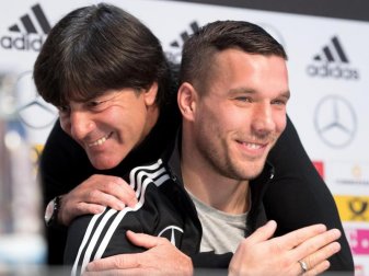 Verbrachten viele Jahre im DFB-Team miteinander: Bundestrainer Joachim Löw (l) und Lukas Podolski. Foto: picture alliance / Marius Becker/dpa