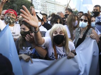 An dem Protest nahmen auch Maradonas ehemalige Frau Claudia Villafañe (M.) und die Töchter Dalma und Gianinna teil. Foto: Rodrigo Abd/AP/dpa An dem Protest nahmen auch Maradonas ehemalige Frau Claudia Villafañe (M.) und die Töchter Dalma und Gianinna teil. Foto: Rodrigo Abd/AP/dpa