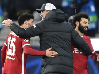 Jürgen Klopp (m.) jubelt mit seinen Spielern Jürgen Klopp (m.) jubelt mit seinen Spielern