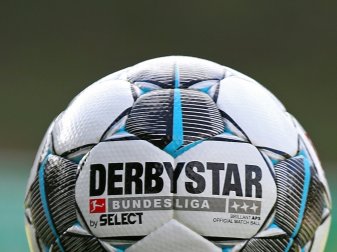 In der Bundesliga wird mit einem Derbystar-Ball gekickt In der Bundesliga wird mit einem Derbystar-Ball gekickt