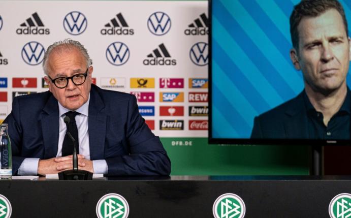 Bierhoff (r.) ist mit der Nachfolgersuche beauftragt