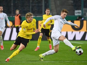 Borussia Mönchengladbach verlängerte den Vertrag mit Nico Elvedi (r). Foto: Federico Gambarini/dpa-Pool/dpa Borussia Mönchengladbach verlängerte den Vertrag mit Nico Elvedi (r). Foto: Federico Gambarini/dpa-Pool/dpa