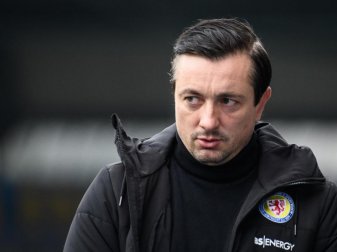 Trainer Daniel Meyer soll auch im Falle eines Abstiegs in Braunschweig bleiben. Foto: Swen Pförtner/dpa