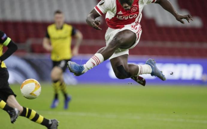 Brian Brobbey (r) wechselt von Ajax Amsterdam zu RB Leipzig. Foto: Peter Dejong/AP/dpa