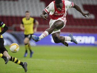 Brian Brobbey (r) wechselt von Ajax Amsterdam zu RB Leipzig. Foto: Peter Dejong/AP/dpa Brian Brobbey (r) wechselt von Ajax Amsterdam zu RB Leipzig. Foto: Peter Dejong/AP/dpa