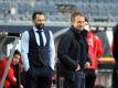 Hansi Flick (r) sieht im Umgang zwischen ihm und Sportvorstand Hasan Salihamidzic kein Problem für die Zusammenarbeit beim FC Bayern. Foto: Arne Dedert/dpa