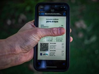 Mit einem sogenannten Grünen Pass dürfen Fans in Israel wieder in die Stadien. Foto: Ilia Yefimovich/dpa