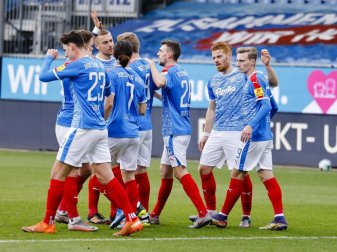Wegen mehrerer positiver Tests muss die gesamte Mannschaft von Holstein Kiel in Quarantäne. Foto: Frank Molter/dpa Wegen mehrerer positiver Tests muss die gesamte Mannschaft von Holstein Kiel in Quarantäne. Foto: Frank Molter/dpa