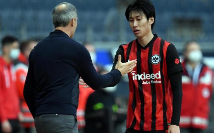 Frankfurts Trainer Adi Hütter (l) kann gegen Leipzig wieder mit Daichi Kamada planen. Foto: Arne Dedert/dpa