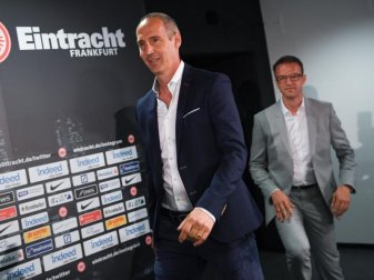 Frankfurts Trainer Adi Hütter (l) und Fredi Bobic. Foto: Arne Dedert/dpa