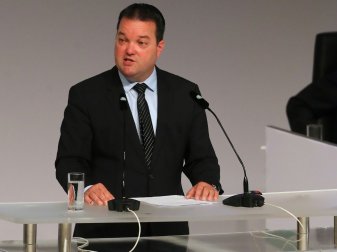 Osnabrügge verkündet den Beschluss des DFB-Präsidiums