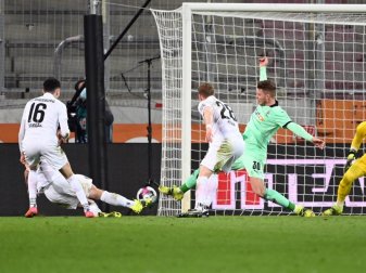 Marco Richter (l, verdeckt) sorgte für die Vorentscheidung beim Augsburger Sieg gegen Gladbach. Foto: Matthias Balk/dpa Marco Richter (l, verdeckt) sorgte für die Vorentscheidung beim Augsburger Sieg gegen Gladbach. Foto: Matthias Balk/dpa