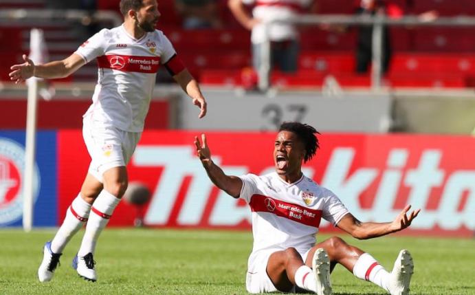 Stehen noch beim VfB Stuttgart unter Vertrag: Gonzalo Castro (l) und Daniel Didavi. Foto: Tom Weller/dpa