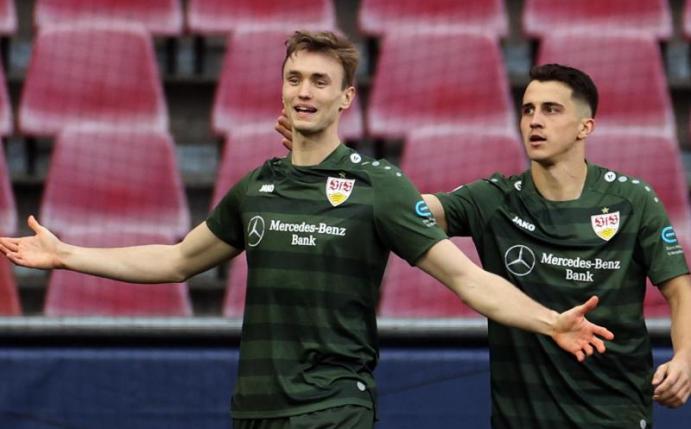 Spielt eine starke Saison im Trikot des VfB Stuttgart: Sasa Kalajdzic (l). Foto: Rolf Vennenbernd/dpa