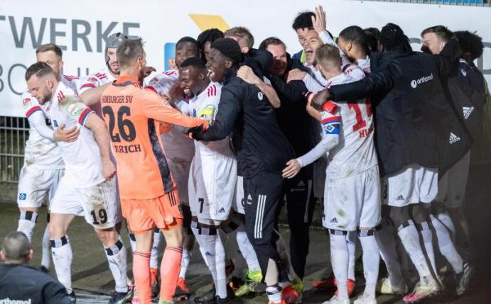 Die Spieler des Hamburger SV feiern den zweiten Treffer gegen den VfL Bochum. Foto: Marcel Kusch/dpa