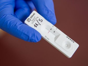 Union Berlin hat vor der Partie gegen Köln Schnelltests bei Helfern, Ordnern und Journalisten durchgeführt. Foto: Daniel Karmann/dpa