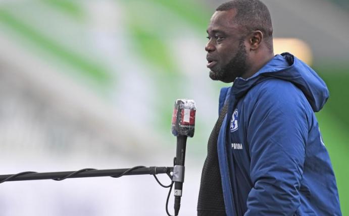 Gerald Asamoah beim Interview vor der Partie in Wolfsburg. Foto: Swen Pförtner/dpa