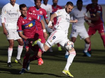 Karim Benzema (r) erzielte beim Sieg gegen Elche beide Tore. Foto: Bernat Armangue/AP/dpa Karim Benzema (r) erzielte beim Sieg gegen Elche beide Tore. Foto: Bernat Armangue/AP/dpa