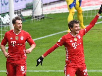 Thomas Müller (r) bereitete gleich zwei Bayern-Tore am Samstag vor. Foto: Carmen Jaspersen/dpa-Pool/dpa