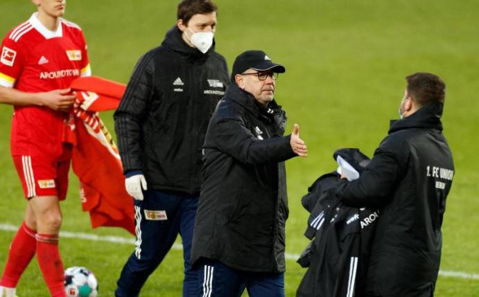 Union-Trainer Urs Fischer (M) besiegte mit seinem Team den 1. FC Köln mit 2:1. Foto: Odd Anderson/AFP-Pool/dpa