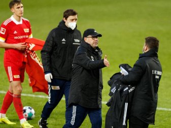 Union-Trainer Urs Fischer (M) besiegte mit seinem Team den 1. FC Köln mit 2:1. Foto: Odd Anderson/AFP-Pool/dpa Union-Trainer Urs Fischer (M) besiegte mit seinem Team den 1. FC Köln mit 2:1. Foto: Odd Anderson/AFP-Pool/dpa