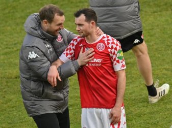 Mainz' Trainer Bo Svensson und Mittelfeldspieler Kevin Stöger freuen sich nach Spielende über den Sieg gegen den SC Freiburg. Foto: Torsten Silz/dpa
