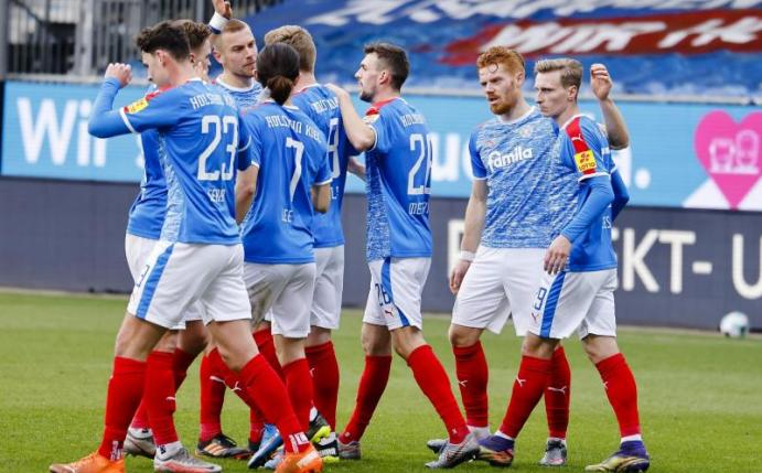 Wegen mehrerer positiver Tests muss die gesamte Mannschaft von Holstein Kiel in Quarantäne. Foto: Frank Molter/dpa